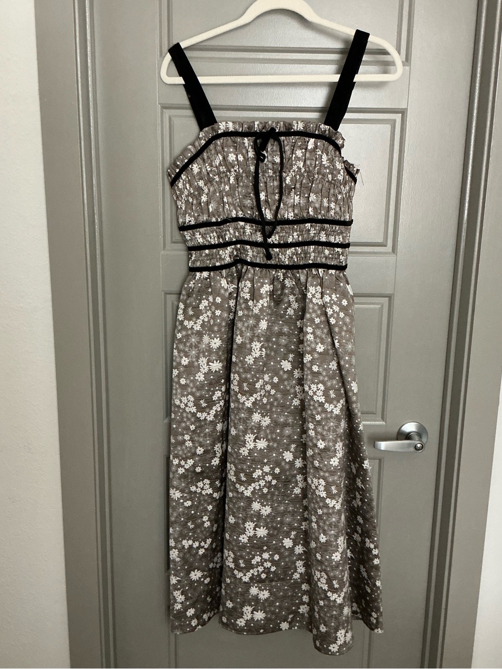Entro Floral Midi Dress Size — Gray/White/Black – Good Condition 🌸